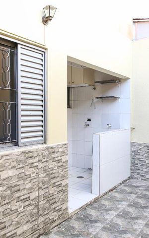 Casa para alugar com 100m², 3 quartos e 2 vagasFundos
