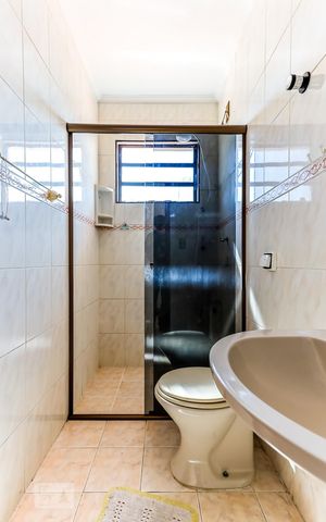Casa à venda com 130m², 4 quartos e 2 vagas Casa à venda com 130m², 4 quartos e 2 vagasBanheiro da Suíte