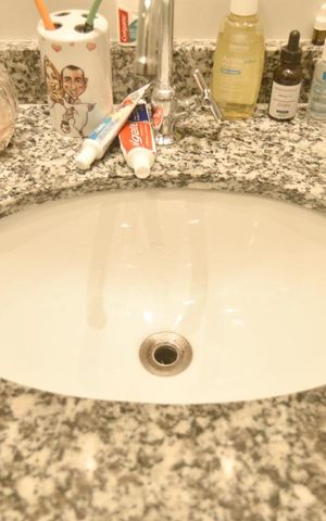 Apartamento à venda com 65m², 2 quartos e 1 vagaPia do banheiro da suite