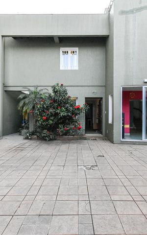 Casa para alugar com 303m², 5 quartos e 4 vagas Casa para alugar com 303m², 5 quartos e 4 vagasQuintal - Fachada