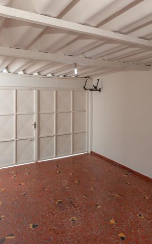 Casa à venda com 150m², 3 quartos e 2 vagas Casa à venda com 150m², 3 quartos e 2 vagasGaragem