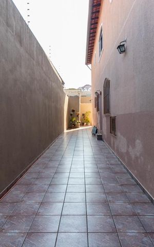 Casa à venda com 128m², 3 quartos e 4 vagasCorredor Lateral