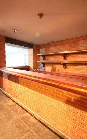 Casa à venda com 1300m², 5 quartos e 6 vagasBar