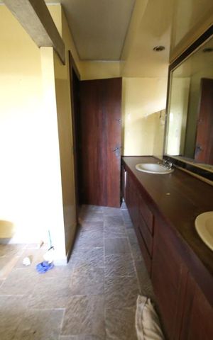 Casa à venda com 1300m², 5 quartos e 6 vagasSuíte 1 - Banheiro