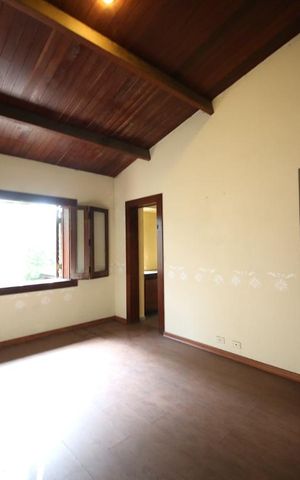 Casa à venda com 1300m², 5 quartos e 6 vagasSuíte  4