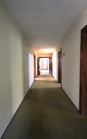 Casa à venda com 1300m², 5 quartos e 6 vagasCorredor