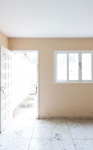 Casa à venda com 100m², 2 quartos e 1 vaga Casa à venda com 100m², 2 quartos e 1 vagaSala