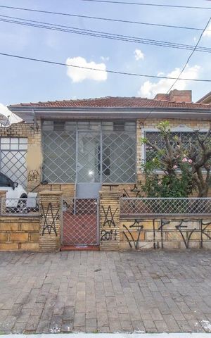 Casa à venda com 147m², 2 quartos e 7 vagas Casa à venda com 147m², 2 quartos e 7 vagasFachada