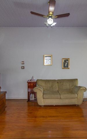 Casa à venda com 147m², 2 quartos e 7 vagas Casa à venda com 147m², 2 quartos e 7 vagasSala
