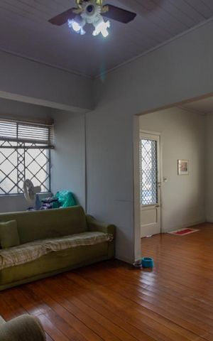 Casa à venda com 147m², 2 quartos e 7 vagas Casa à venda com 147m², 2 quartos e 7 vagasSala