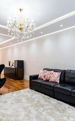Casa à venda com 200m², 3 quartos e 4 vagas1o. Andar - Sala