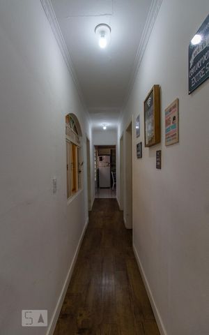 Casa à venda com 200m², 3 quartos e 2 vagasCorredor
