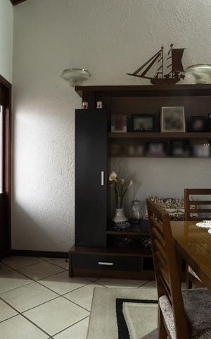 Casa à venda com 320m², 5 quartos e 4 vagas Casa à venda com 320m², 5 quartos e 4 vagasSala
