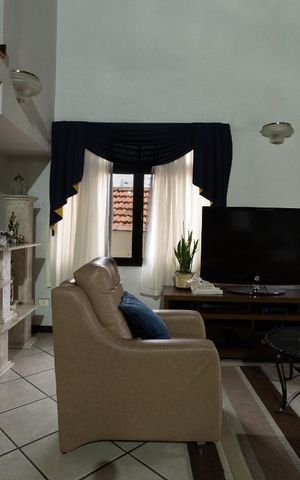 Casa à venda com 320m², 5 quartos e 4 vagas Casa à venda com 320m², 5 quartos e 4 vagasSala
