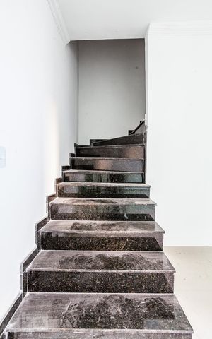 Apartamento à venda com 107m², 2 quartos e 1 vaga Apartamento à venda com 107m², 2 quartos e 1 vagaEscada