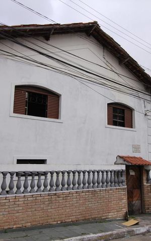 Casa à venda com 250m², 2 quartos e 3 vagasFachada