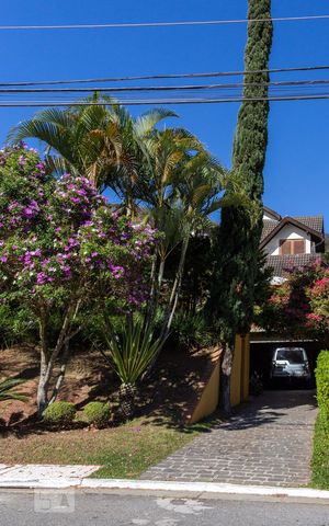 Casa à venda com 320m², 3 quartos e 4 vagas Casa à venda com 320m², 3 quartos e 4 vagasFachada