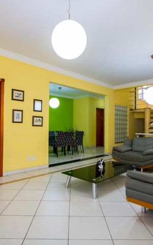 Casa à venda com 348m², 4 quartos e 4 vagas Casa à venda com 348m², 4 quartos e 4 vagasSala de Estar