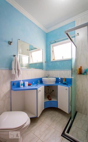 Casa à venda com 348m², 4 quartos e 4 vagas Casa à venda com 348m², 4 quartos e 4 vagasBanheiro Social