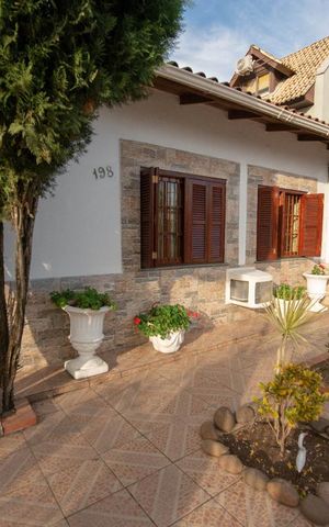 Casa à venda com 160m², 4 quartos e 3 vagas Casa à venda com 160m², 4 quartos e 3 vagasFachada