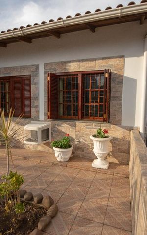 Casa à venda com 160m², 4 quartos e 3 vagas Casa à venda com 160m², 4 quartos e 3 vagasFachada