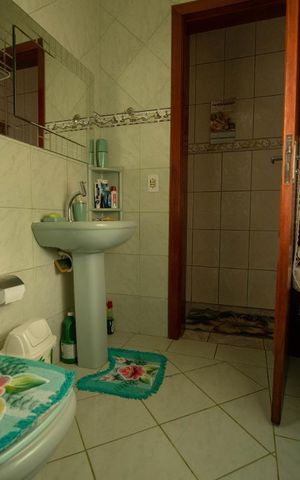 Casa à venda com 160m², 4 quartos e 3 vagas Casa à venda com 160m², 4 quartos e 3 vagasBanheiro 2