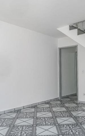 Casa à venda com 72m², 2 quartos e 2 vagas Casa à venda com 72m², 2 quartos e 2 vagasSala