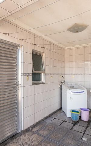 Casa à venda com 900m², 4 quartos e 8 vagas Casa à venda com 900m², 4 quartos e 8 vagasÁrea de Serviço