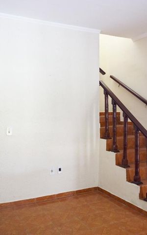 Casa à venda com 100m², 3 quartos e 2 vagas Casa à venda com 100m², 3 quartos e 2 vagasSala