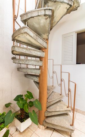 Casa para alugar com 310m², 5 quartos e 2 vagas Casa para alugar com 310m², 5 quartos e 2 vagasEscada