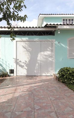 Casa à venda com 125m², 3 quartos e 3 vagas Casa à venda com 125m², 3 quartos e 3 vagasFachada
