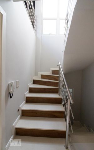 Casa à venda com 400m², 4 quartos e 3 vagasEscada acesso dormitorios