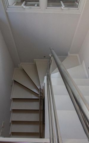 Casa à venda com 400m², 4 quartos e 3 vagasEscada acesso dormitorios