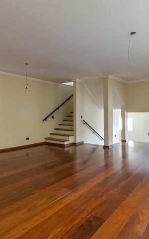 Casa de condomínio à venda com 297m², 4 quartos e 2 vagas Casa de condomínio à venda com 297m², 4 quartos e 2 vagasSala 1