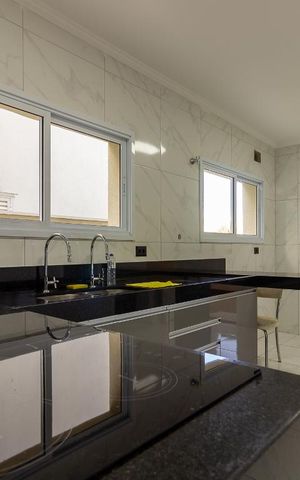 Casa de condomínio à venda com 297m², 4 quartos e 2 vagas Casa de condomínio à venda com 297m², 4 quartos e 2 vagasCozinha