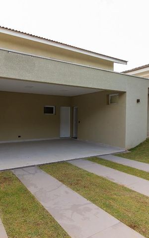 Casa de condomínio à venda com 297m², 4 quartos e 2 vagas Casa de condomínio à venda com 297m², 4 quartos e 2 vagasFachada