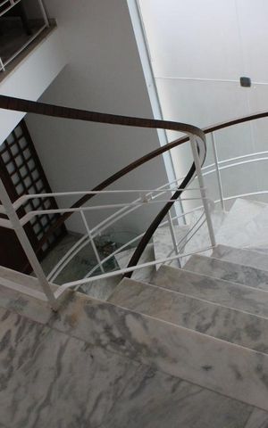 Casa à venda com 500m², 5 quartos e 5 vagasEscada