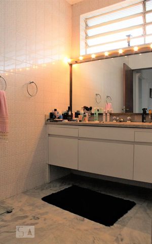 Casa à venda com 500m², 5 quartos e 5 vagasBanheiro da suíte