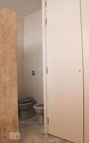 Casa à venda com 500m², 5 quartos e 5 vagasBanheiro da suíte