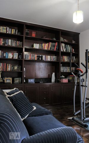 Casa à venda com 500m², 5 quartos e 5 vagasSala de leitura - Armários