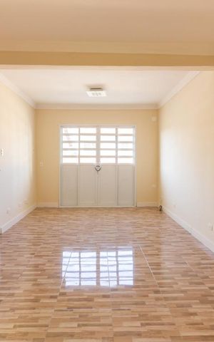Casa à venda com 218m², 3 quartos e 4 vagas Casa à venda com 218m², 3 quartos e 4 vagasSala