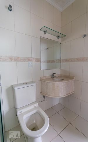 Casa de condomínio à venda com 138m², 3 quartos e 2 vagas Casa de condomínio à venda com 138m², 3 quartos e 2 vagasBanheiro da Suíte