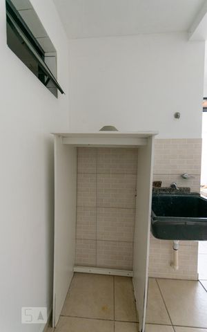 Casa de condomínio à venda com 138m², 3 quartos e 2 vagas Casa de condomínio à venda com 138m², 3 quartos e 2 vagasDetalhe da area de serviço
