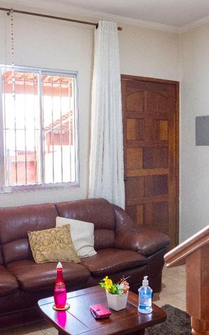 Casa à venda com 102m², 2 quartos e 4 vagasSala