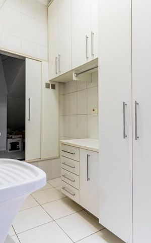 Casa para alugar com 230m², 4 quartos e 3 vagas1o. Andar - Área de serviço