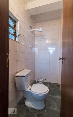 Casa à venda com 245m², 3 quartos e 2 vagas Casa à venda com 245m², 3 quartos e 2 vagasBanheiro de Serviço