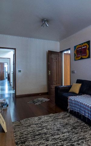 Casa à venda com 245m², 3 quartos e 2 vagas Casa à venda com 245m², 3 quartos e 2 vagasSala