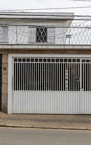 Casa à venda com 245m², 3 quartos e 2 vagas Casa à venda com 245m², 3 quartos e 2 vagasFachada