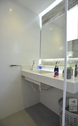 Casa à venda com 444m², 5 quartos e 4 vagasBanheiro Suíte da Casa de Hospede