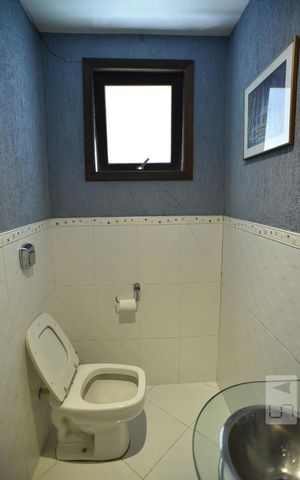 Casa à venda com 444m², 5 quartos e 4 vagasLavabo da Casa de Hospede